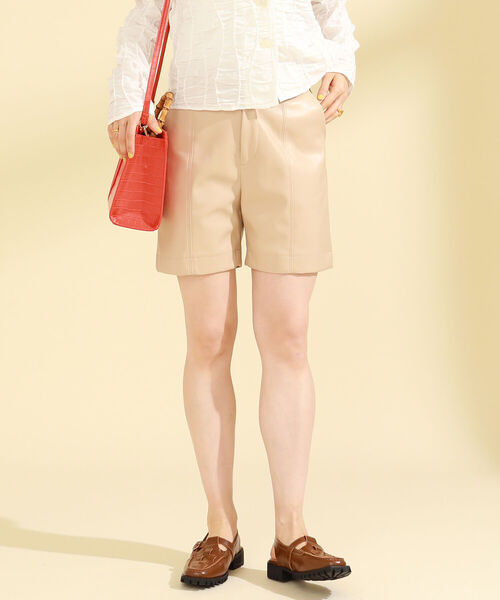 Ray BEAMS（レイビームス）の「Ray BEAMS / フェイクレザー ショート パンツ▲（その他パンツ・レディース・ブラック/ベージュ・1/0）」の2枚目の写真