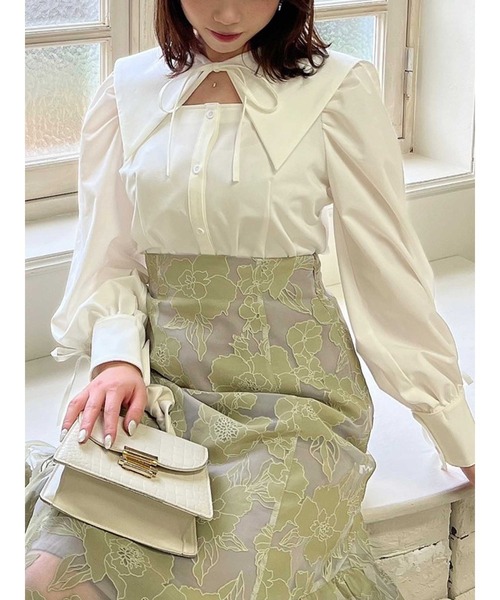 dazzlin(ダズリン)の「オープンリボンブラウス(シャツ/ブラウス・レディース・レッド/ベージュ/アイボリー/ブルー/オフホワイト・FREE)」の2枚目の写真