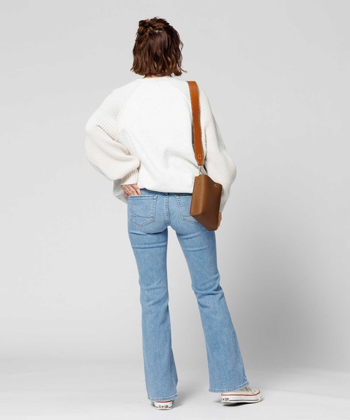 SOMETHING（サムシング）の「【SOMETHING】LISA フレアデニムパンツ (ストレッチ / 脚長効果 / 淡色ブルー)（デニムパンツ・レディース・ライトインディゴブルー・27inch/30inch/28inch/29inch/26inch/25inch/31inch）」の16枚目の写真