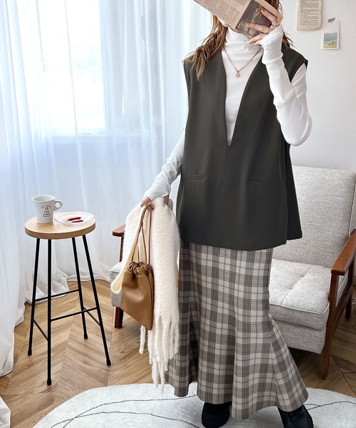 RIRIYANO(リリヤーノ)の「《RIRIYANO×クラシカルエルフコラボ》大人の格上げ。深めVネックベスト(セットアップ可)(ベスト・レディース・ベージュ/ブラック/チャコールグレー・LARGE/MEDIUM/SMALL/X-LARGE)」の10枚目の写真