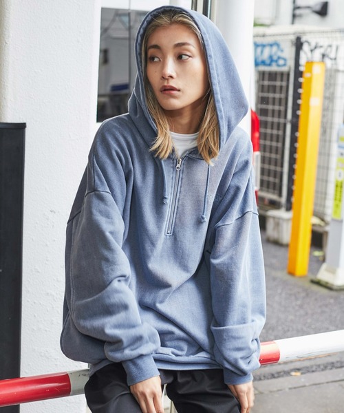 WEGO（ウィゴー）の「WEGO/ピグメントハーフZIPロゴプルパーカー（パーカー・メンズ・キナリ/スミクロ/ブラウン/ブルー/カーキ・MEDIUM/LARGE/SMALL）」の5枚目の写真