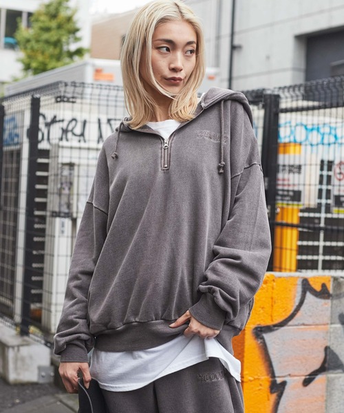 WEGO（ウィゴー）の「WEGO/ピグメントハーフZIPロゴプルパーカー（パーカー・メンズ・キナリ/スミクロ/ブラウン/ブルー/カーキ・MEDIUM/LARGE/SMALL）」の14枚目の写真