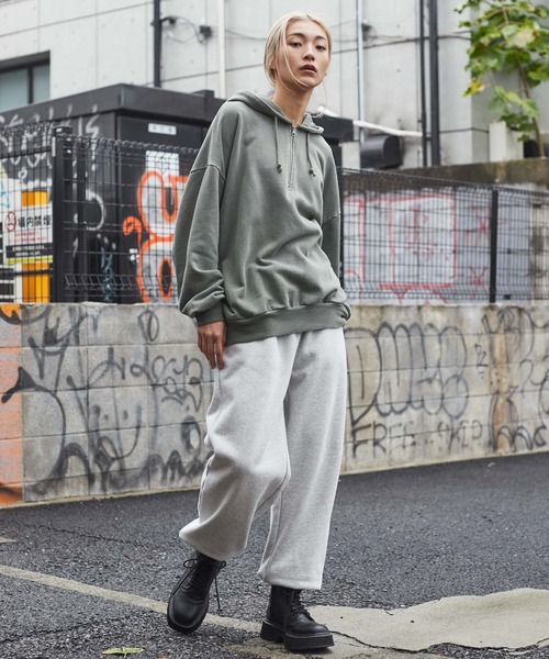 WEGO（ウィゴー）の「WEGO/ピグメントハーフZIPロゴプルパーカー（パーカー・メンズ・キナリ/スミクロ/ブラウン/ブルー/カーキ・MEDIUM/LARGE/SMALL）」の20枚目の写真