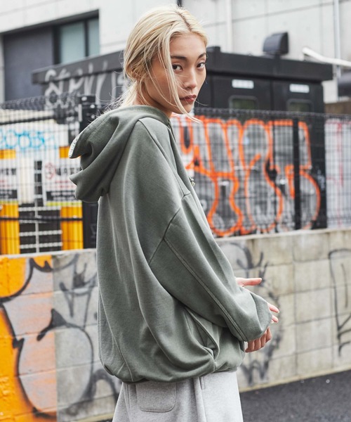 WEGO（ウィゴー）の「WEGO/ピグメントハーフZIPロゴプルパーカー（パーカー・メンズ・キナリ/スミクロ/ブラウン/ブルー/カーキ・MEDIUM/LARGE/SMALL）」の19枚目の写真