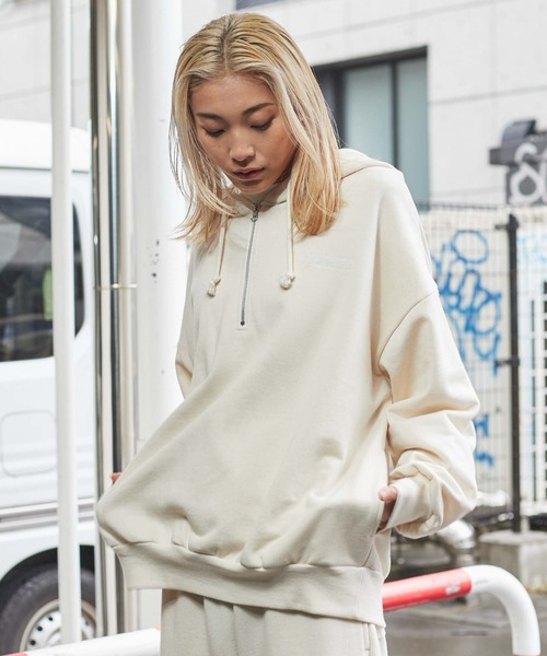 WEGO（ウィゴー）の「WEGO/ピグメントハーフZIPロゴプルパーカー（パーカー・メンズ・キナリ/スミクロ/ブラウン/ブルー/カーキ・MEDIUM/LARGE/SMALL）」の7枚目の写真