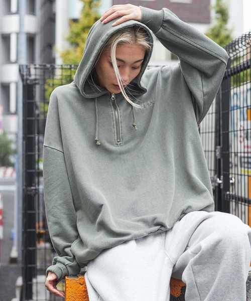 WEGO（ウィゴー）の「WEGO/ピグメントハーフZIPロゴプルパーカー（パーカー・メンズ・キナリ/スミクロ/ブラウン/ブルー/カーキ・MEDIUM/LARGE/SMALL）」の6枚目の写真