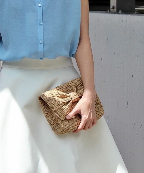 La TOTALITE（ラトータリテ）の「Le voyage en panie リボンラフィアクラッチ。（ショルダーバッグ・レディース・グレー/ベージュ・FREE）」の2枚目の写真