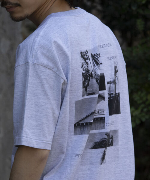 GLOSTER(グロスター)の「【GLOSTER/グロスター】バックプリント フォトプリントクルーネックTシャツ ドロップショルダー(Tシャツ/カットソー・メンズ・ブラック/ホワイト系その他2/ホワイト系その他/アッシュグレー・L/M)」の1枚目の写真