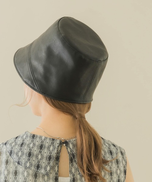 SMELLY（スメリー）の「フロントラインフェイクレザーハット（ハット・レディース・ブラック/アイボリー・-）」の3枚目の写真
