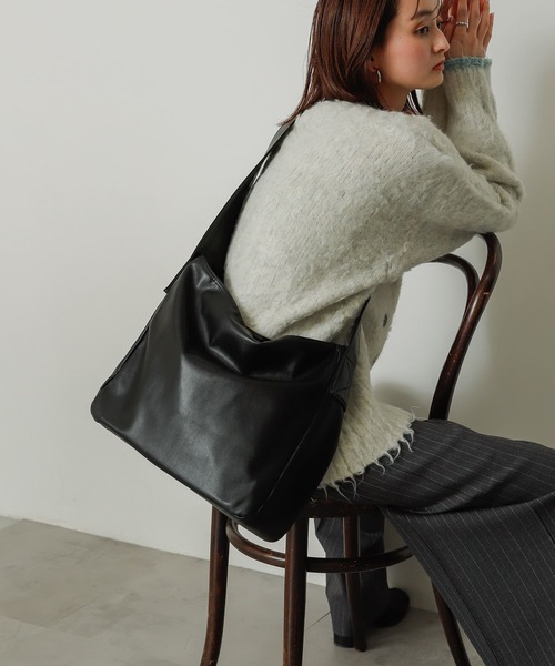 SENSE OF PLACE by URBAN RESEARCH(センスオブプレイスバイアーバンリサーチ)の「ソフトビッグショルダーバッグ(ショルダーバッグ・レディース・アイボリー/モカ/ブラック・ONE)」の3枚目の写真