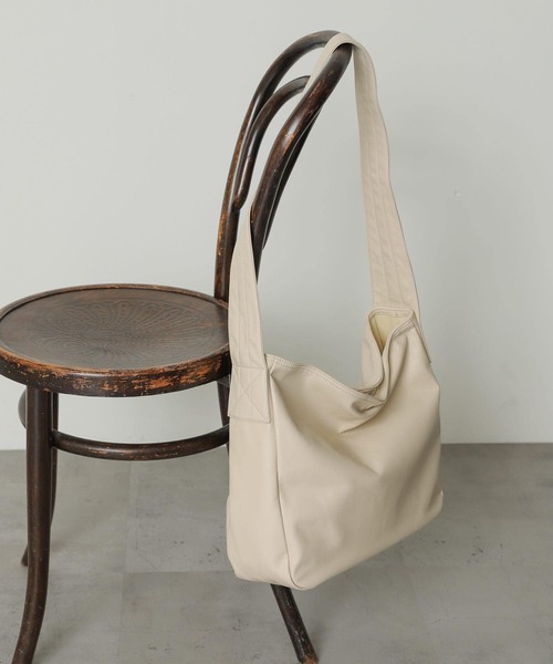 SENSE OF PLACE by URBAN RESEARCH(センスオブプレイスバイアーバンリサーチ)の「ソフトビッグショルダーバッグ(ショルダーバッグ・レディース・アイボリー/モカ/ブラック・ONE)」の4枚目の写真