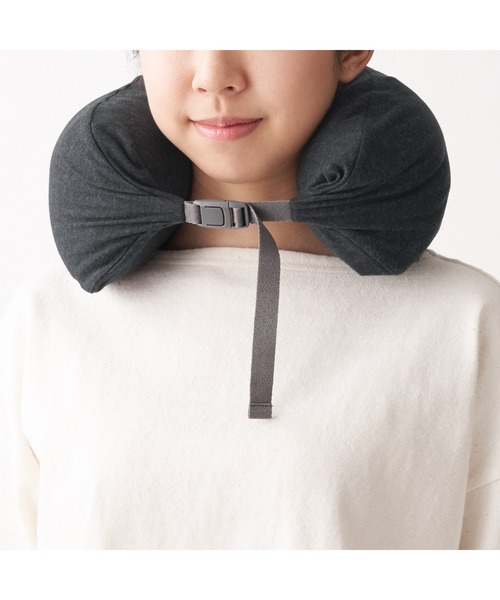 無印良品（ムジルシリョウヒン）の「フィットするネッククッション　杢黒・約１６×６４ｃｍ（トラベルグッズ・レディース・ブラック・FREE）」の4枚目の写真