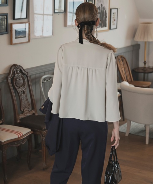 BONLECILL noir（ボンルシールノワール）の「【BONLECILL noir】スタンドフリルカラーフレアスリーブブラウス（シャツ/ブラウス・レディース・アイボリー/ブラック/グレー/ネイビー・FREE）」の7枚目の写真