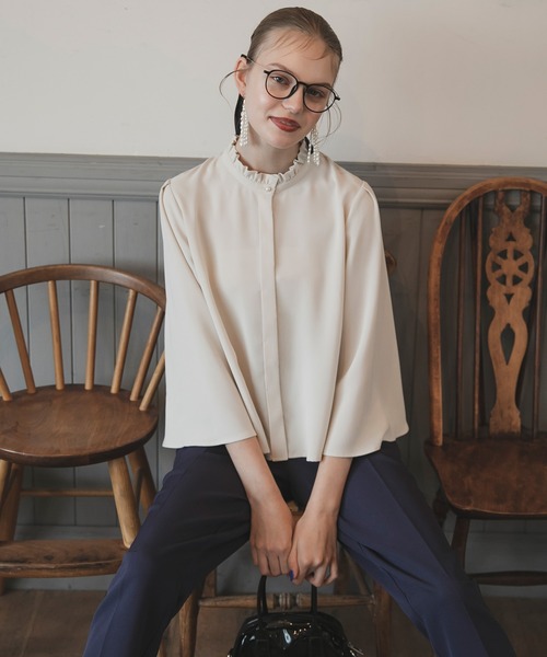 BONLECILL noir（ボンルシールノワール）の「【BONLECILL noir】スタンドフリルカラーフレアスリーブブラウス（シャツ/ブラウス・レディース・アイボリー/ブラック/グレー/ネイビー・FREE）」の10枚目の写真