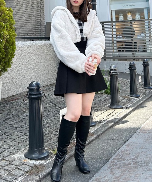 INGNI(イング)の「クロップド丈エコファーパーカー(ブルゾン・レディース・オフホワイト/ブラック/グレー・M)」の10枚目の写真