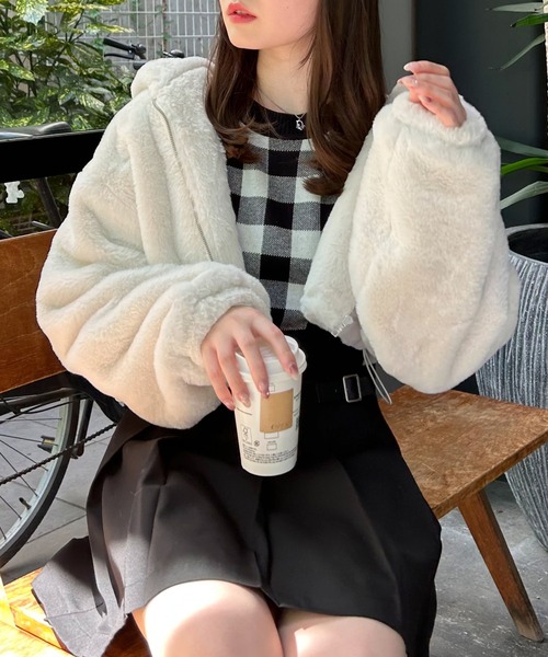 INGNI(イング)の「クロップド丈エコファーパーカー(ブルゾン・レディース・オフホワイト/ブラック/グレー・M)」の19枚目の写真