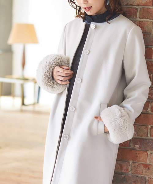 Honeys(ハニーズ)の「ファー付ノーカラーコート(ノーカラーコート・レディース・アイボリー/ネイビー/ライトグレー/モカ・S/M/L/LL/3L)」の5枚目の写真