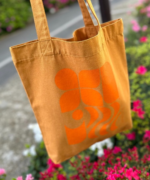 mi via loca(ミヴィアロカ)の「RECYCLED SOFT FABRIC レトロモチーフ トートバッグ(トートバッグ・レディース・パープル/ホワイト系その他/アイボリー/オレンジ・FREE)」の4枚目の写真