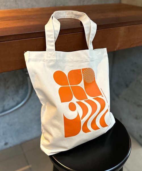 mi via loca(ミヴィアロカ)の「RECYCLED SOFT FABRIC レトロモチーフ トートバッグ(トートバッグ・レディース・パープル/ホワイト系その他/アイボリー/オレンジ・FREE)」の5枚目の写真