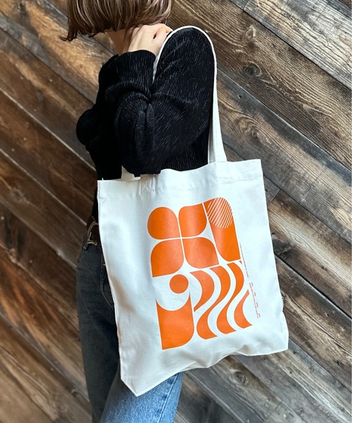 mi via loca(ミヴィアロカ)の「RECYCLED SOFT FABRIC レトロモチーフ トートバッグ(トートバッグ・レディース・パープル/ホワイト系その他/アイボリー/オレンジ・FREE)」の10枚目の写真