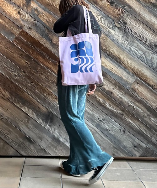 mi via loca(ミヴィアロカ)の「RECYCLED SOFT FABRIC レトロモチーフ トートバッグ(トートバッグ・レディース・パープル/ホワイト系その他/アイボリー/オレンジ・FREE)」の20枚目の写真