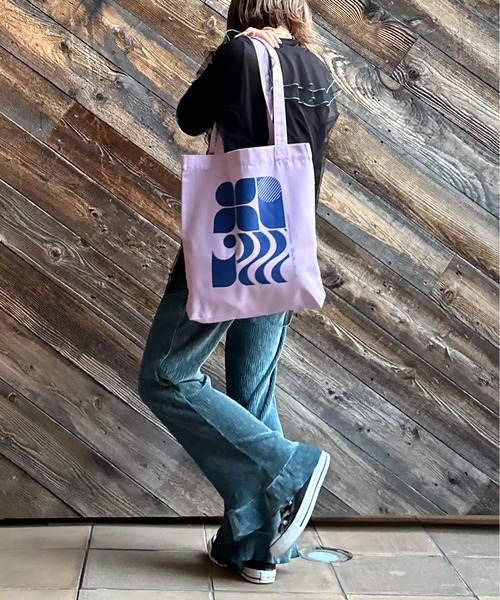 mi via loca(ミヴィアロカ)の「RECYCLED SOFT FABRIC レトロモチーフ トートバッグ(トートバッグ・レディース・パープル/ホワイト系その他/アイボリー/オレンジ・FREE)」の21枚目の写真