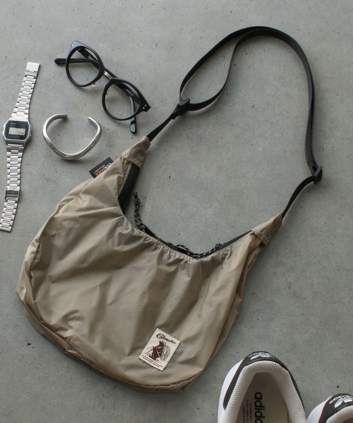 COBMASTER（コブマスター）の「【COBMASTER（コブマスター）】 バナナショルダー（ショルダーバッグ・レディース・ブラウン/ブラック/ベージュ/グリーン/ホワイト・0）」の4枚目の写真