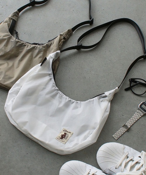 COBMASTER（コブマスター）の「【COBMASTER（コブマスター）】 バナナショルダー（ショルダーバッグ・レディース・ブラウン/ブラック/ベージュ/グリーン/ホワイト・0）」の2枚目の写真