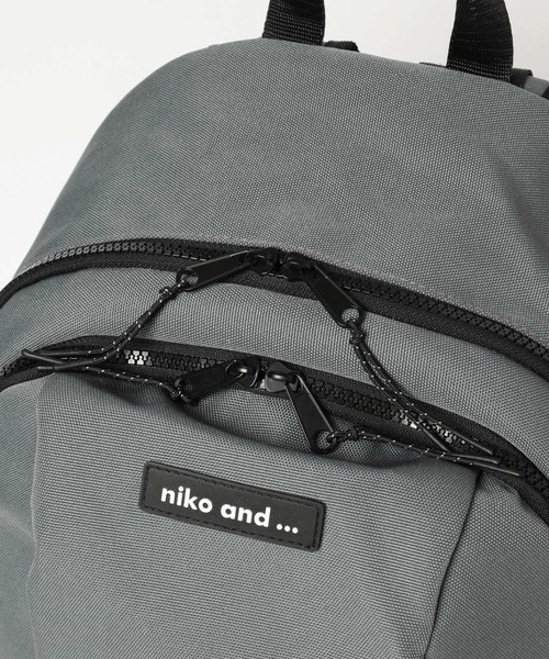 niko and...（ニコアンド）の「オリジナル8ポケットデイパック（バックパック/リュック・レディース・グレー/チャコール/オフホワイト・0）」の8枚目の写真