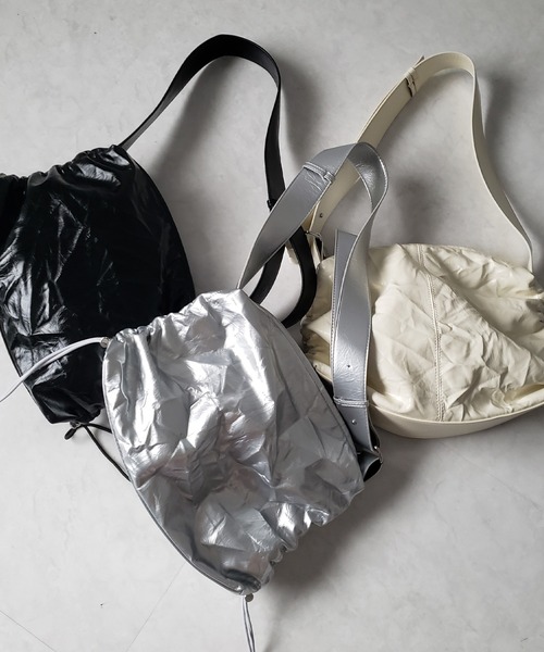 me+em select(ミームセレクト)の「※※【 3color 】シワフェイクレザーシャーリングショルダーバッグ / SIWA fake leather Shirring shoulder bag(ショルダーバッグ・レディース・ブラック/シルバー/アイボリー・FREE)」の3枚目の写真