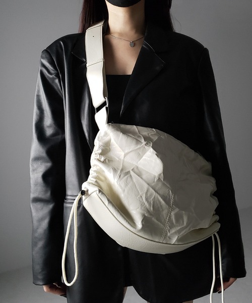 me+em select(ミームセレクト)の「※※【 3color 】シワフェイクレザーシャーリングショルダーバッグ / SIWA fake leather Shirring shoulder bag(ショルダーバッグ・レディース・ブラック/シルバー/アイボリー・FREE)」の1枚目の写真