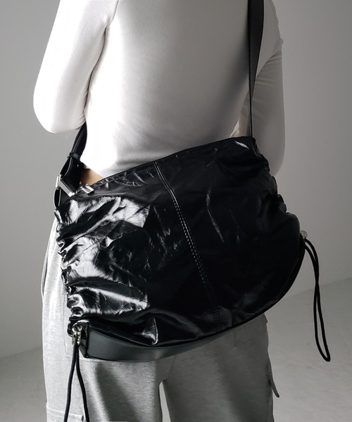 me+em select(ミームセレクト)の「※※【 3color 】シワフェイクレザーシャーリングショルダーバッグ / SIWA fake leather Shirring shoulder bag(ショルダーバッグ・レディース・ブラック/シルバー/アイボリー・FREE)」の2枚目の写真