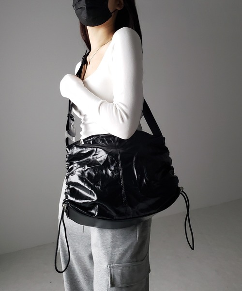 me+em select(ミームセレクト)の「※※【 3color 】シワフェイクレザーシャーリングショルダーバッグ / SIWA fake leather Shirring shoulder bag(ショルダーバッグ・レディース・ブラック/シルバー/アイボリー・FREE)」の18枚目の写真