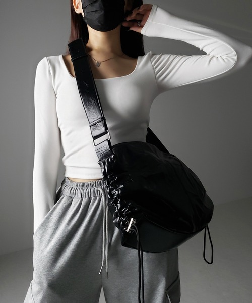me+em select(ミームセレクト)の「※※【 3color 】シワフェイクレザーシャーリングショルダーバッグ / SIWA fake leather Shirring shoulder bag(ショルダーバッグ・レディース・ブラック/シルバー/アイボリー・FREE)」の19枚目の写真
