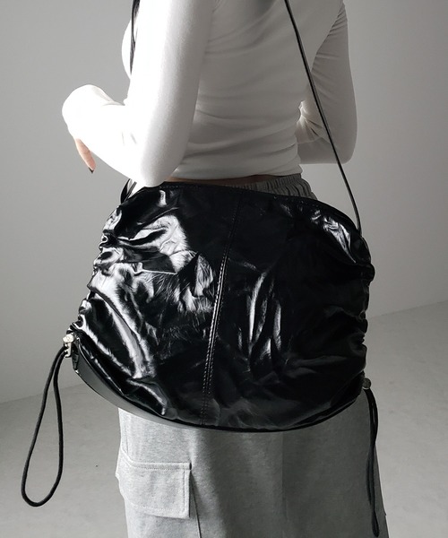 me+em select(ミームセレクト)の「※※【 3color 】シワフェイクレザーシャーリングショルダーバッグ / SIWA fake leather Shirring shoulder bag(ショルダーバッグ・レディース・ブラック/シルバー/アイボリー・FREE)」の21枚目の写真