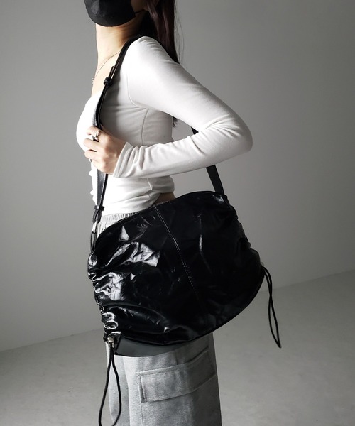me+em select(ミームセレクト)の「※※【 3color 】シワフェイクレザーシャーリングショルダーバッグ / SIWA fake leather Shirring shoulder bag(ショルダーバッグ・レディース・ブラック/シルバー/アイボリー・FREE)」の22枚目の写真