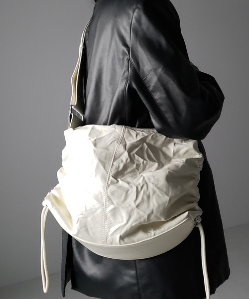 me+em select(ミームセレクト)の「※※【 3color 】シワフェイクレザーシャーリングショルダーバッグ / SIWA fake leather Shirring shoulder bag(ショルダーバッグ・レディース・ブラック/シルバー/アイボリー・FREE)」の7枚目の写真