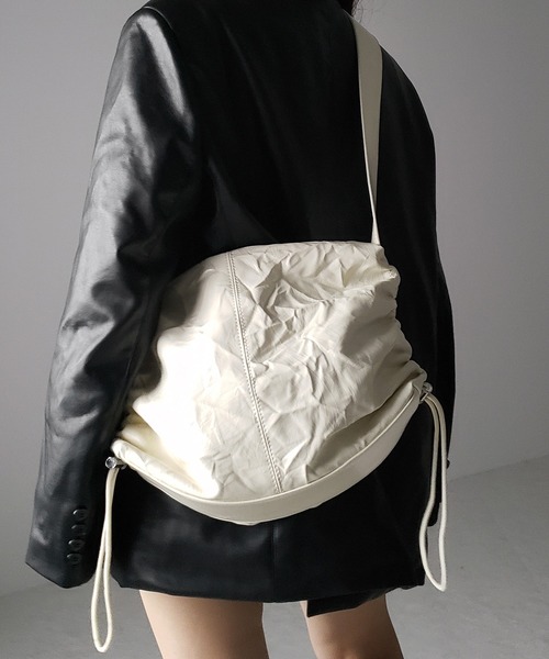 me+em select(ミームセレクト)の「※※【 3color 】シワフェイクレザーシャーリングショルダーバッグ / SIWA fake leather Shirring shoulder bag(ショルダーバッグ・レディース・ブラック/シルバー/アイボリー・FREE)」の6枚目の写真