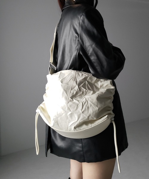 me+em select(ミームセレクト)の「※※【 3color 】シワフェイクレザーシャーリングショルダーバッグ / SIWA fake leather Shirring shoulder bag(ショルダーバッグ・レディース・ブラック/シルバー/アイボリー・FREE)」の9枚目の写真