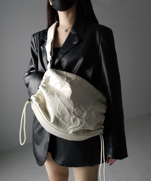 me+em select(ミームセレクト)の「※※【 3color 】シワフェイクレザーシャーリングショルダーバッグ / SIWA fake leather Shirring shoulder bag(ショルダーバッグ・レディース・ブラック/シルバー/アイボリー・FREE)」の10枚目の写真
