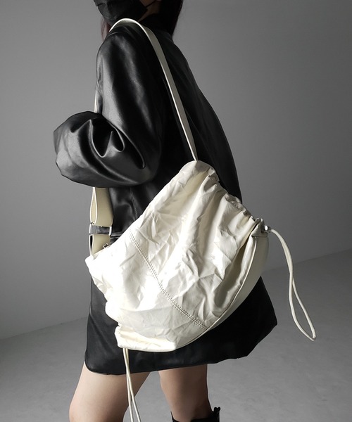 me+em select(ミームセレクト)の「※※【 3color 】シワフェイクレザーシャーリングショルダーバッグ / SIWA fake leather Shirring shoulder bag(ショルダーバッグ・レディース・ブラック/シルバー/アイボリー・FREE)」の12枚目の写真
