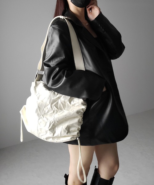 me+em select(ミームセレクト)の「※※【 3color 】シワフェイクレザーシャーリングショルダーバッグ / SIWA fake leather Shirring shoulder bag(ショルダーバッグ・レディース・ブラック/シルバー/アイボリー・FREE)」の14枚目の写真
