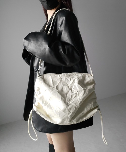 me+em select(ミームセレクト)の「※※【 3color 】シワフェイクレザーシャーリングショルダーバッグ / SIWA fake leather Shirring shoulder bag(ショルダーバッグ・レディース・ブラック/シルバー/アイボリー・FREE)」の15枚目の写真