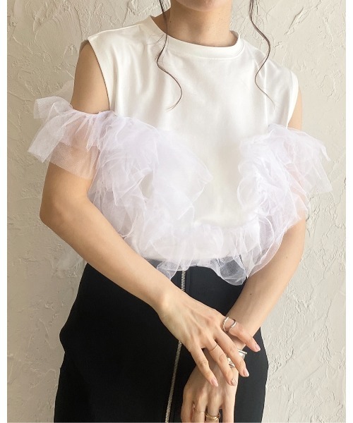 She's Closet(シーズクローゼット)の「2WAYオープンショルダーシアーフリルチュールドッキングTシャツ(Tシャツ/カットソー・レディース・ブラック/オフホワイト/杢グレー・FREE)」の4枚目の写真