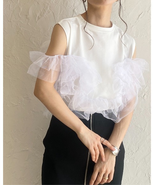 She's Closet(シーズクローゼット)の「2WAYオープンショルダーシアーフリルチュールドッキングTシャツ(Tシャツ/カットソー・レディース・ブラック/オフホワイト/杢グレー・FREE)」の7枚目の写真