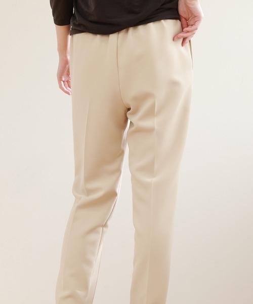 sankyo shokai(サンキョウショウカイ)の「テーパードパンツ ストレッチ ウエストゴム 日本製(その他パンツ・レディース・ネイビー/アイボリー/スモークピンク/ブラック・M/L/LL)」の12枚目の写真