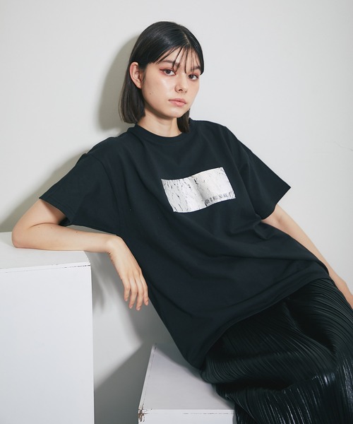ANOTHER S(アナザーエス)の「箔プリントシルバーヴィンテージプリントTシャツ(Tシャツ/カットソー・レディース・ブラック×シルバー/ホワイト×シルバー/ホワイト×ゴールド/ブラック×ゴールド・FREE)」の3枚目の写真