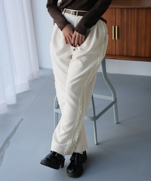 LAFFMO（ラフモ）の「サイドフリルパンツ（その他パンツ・レディース・アイボリー/ブラック・F）」の3枚目の写真
