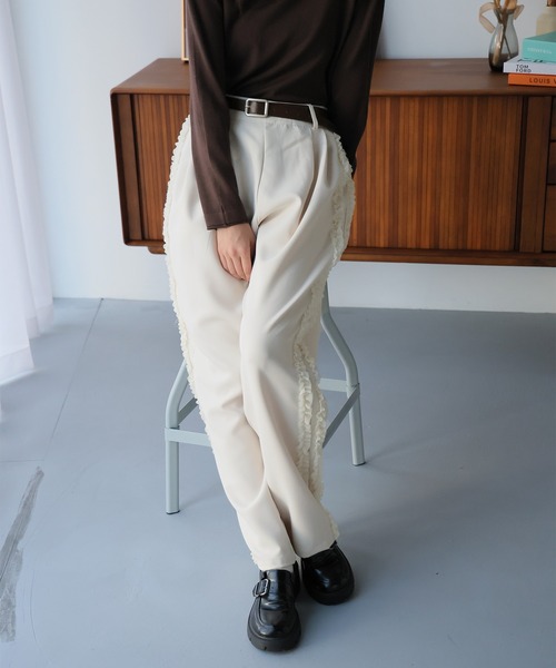 LAFFMO（ラフモ）の「サイドフリルパンツ（その他パンツ・レディース・アイボリー/ブラック・F）」の4枚目の写真
