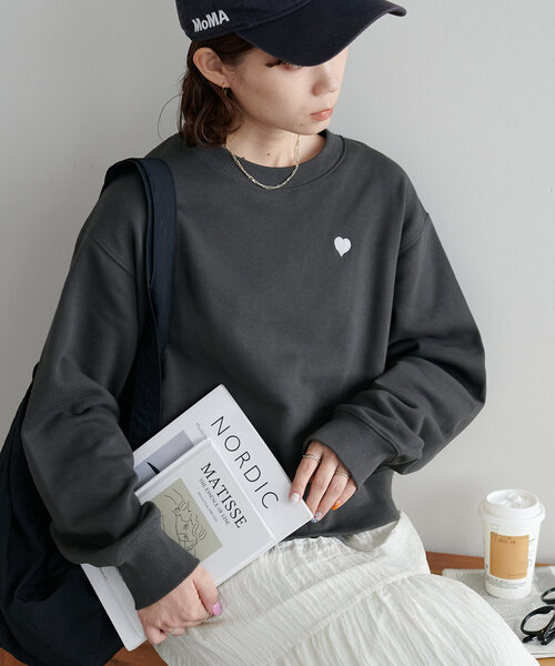 DISCOAT(ディスコート)の「【WEB限定/新色追加】ハート刺繍スウェット(スウェット・レディース・ネイビー/ライトベージュ/チャコールグレー/ベージュ/オフホワイト/ブラウン・MEDIUM)」の3枚目の写真